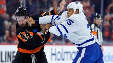 Maple Leafs&#8217; Reaves exits game vs. Flyers after fighting Deslauriers