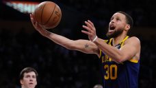 Curry scores 31 in return, Warriors defeat Lakers despite 40 points from James