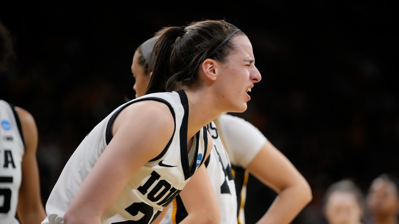 Caitlin Clark leads Iowa to blowout win over Holy Cross in March Madness opener