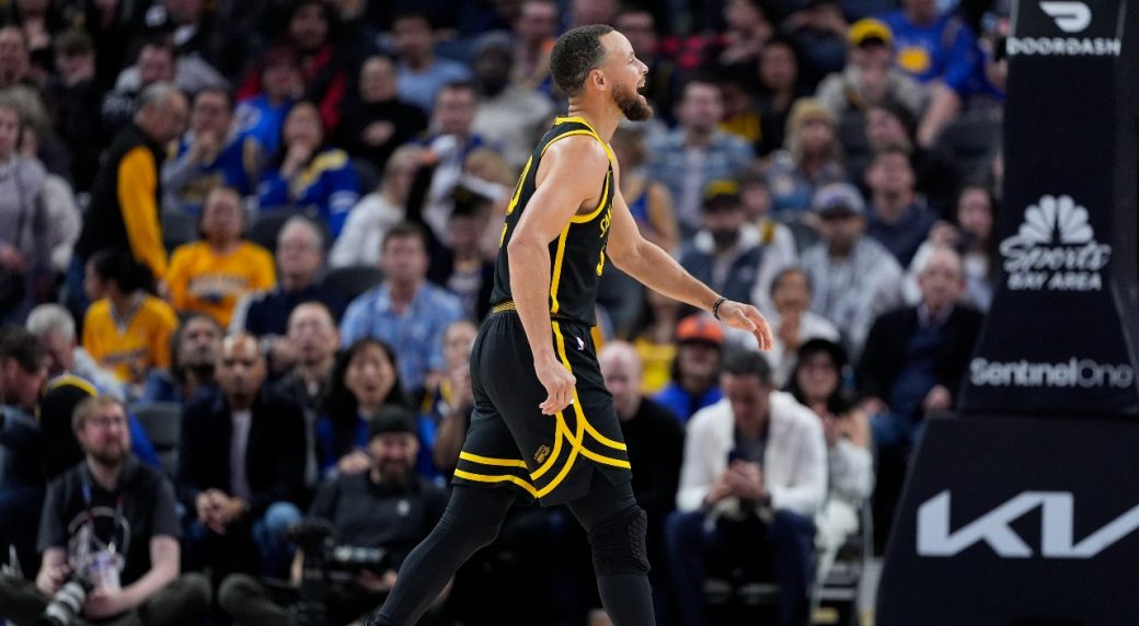 Warriors' Curry Injures Right Ankle Late In Loss To Bulls