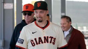 New San Francisco Giants pitcher Blake Snell, center, walks with Giants manager Bob Melvin, left, and Snell's agent Scott Boras, right, prior to being introduced at a baseball news conference Wednesday, March 20, 2024, in Scottsdale, Ariz. (Ross D. Franklin/AP)