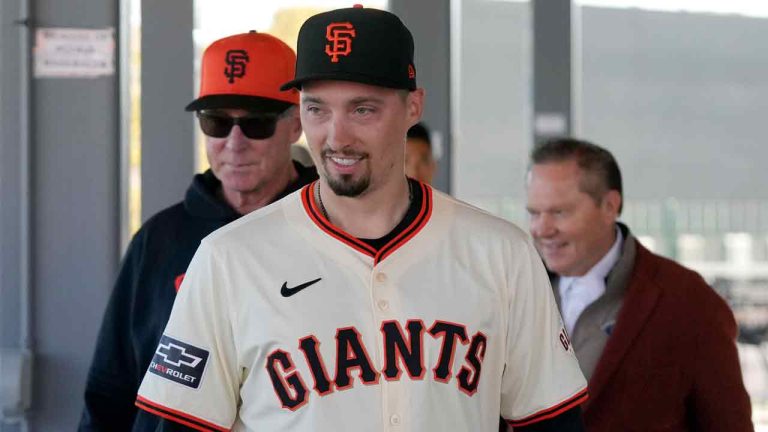 Blake Snell, centre, walks with San Francisco Giants manager Bob Melvin, left, and Snell's agent Scott Boras, right, prior to being introduced at a baseball news conference Wednesday, March 20, 2024, in Scottsdale, Ariz. (Ross D. Franklin/AP)