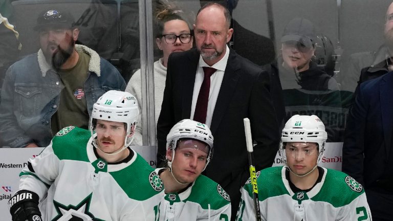 Dallas Stars coach Peter DeBoer stands behind center Sam Steel (18), center Roope Hintz (24) and left wing Jason Robertson (21) during the third period of the team's NHL hockey game against the San Jose Sharks in San Jose, Calif., Tuesday, March 26, 2024. (Jeff Chiu/AP)