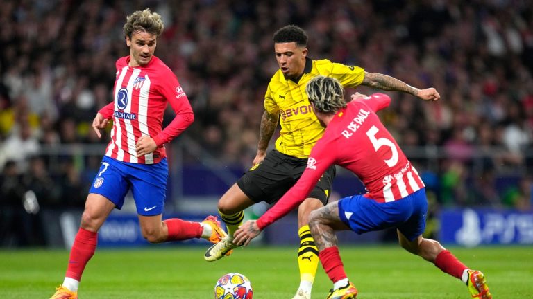 Dortmund's Jadon Sancho, centre, challenges for the ball with Atletico Madrid's Antoine Griezmann, left, and Atletico Madrid's Rodrigo De Paul during the Champions League quarterfinal soccer match between Atletico Madrid and Borussia Dortmund at the Metropolitano stadium in Madrid, Spain, Wednesday, April 10, 2024. (AP/Manu Fernandez)