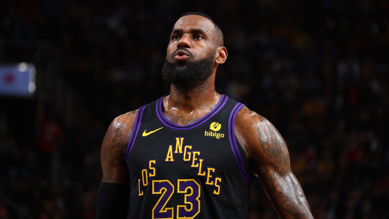 LeBron James continues to flash greatness even as career nears end