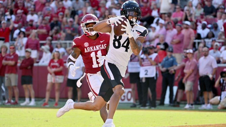 Cincinnati receiver Nick Mardner (84) makes a touchdown catch in front of Arkansas defensive back LaDarrius Bishop (11) during the second half of an NCAA college football game Saturday, Sept. 3, 2022, in Fayetteville, Ark. (Michael Woods/AP)