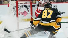 Karlsson nets winner as Penguins boost playoff odds by edging Red Wings