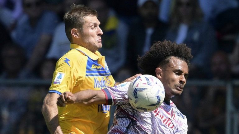 Frosinone's Luca Garritano, left, and Bologna's Joshua Zirkzee battle for the ball during the Italian Serie A soccer match between Frosinone and Bologna at the Benito Stirpe stadium, in Frosinone, Italy, Sunday, April 7, 2024 . (Alfredo Falcone/LaPresse via AP)