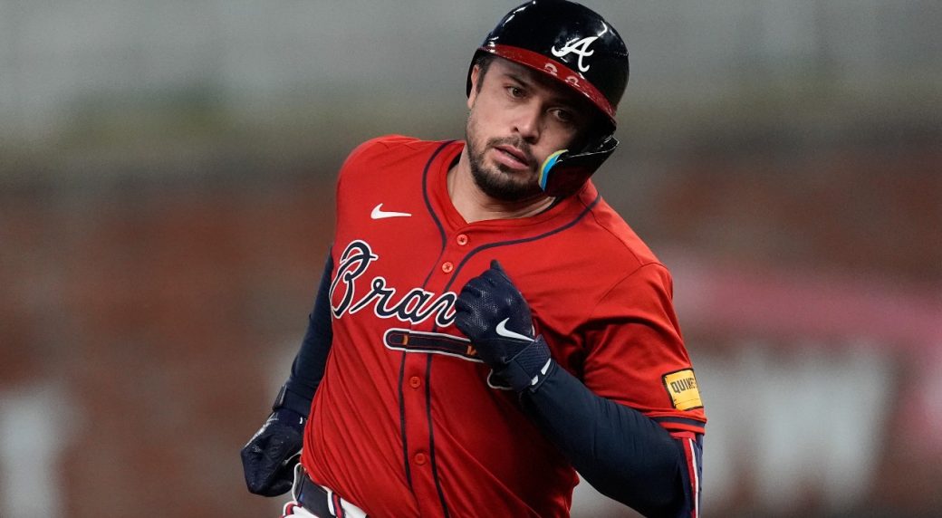 Braves’ Travis d’Arnaud hits 3 HRs, including go-ahead slam in win vs. Rangers