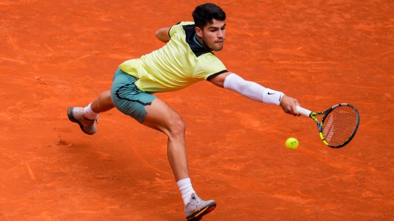 Carlos Alcaraz made a confident start at the French Open on Sunday, overwhelming J.J. Wolf 6-1, 6-2, 6-1. (Manu Fernandez/AP)