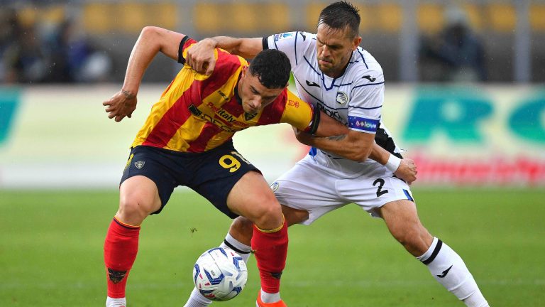 Lecce's Roberto Piccoli, left, and Atalanta's Rafael Toloi battle for the ball during the Serie A soccer match between US Lecce and Atalanta BC at the Via del Mare Stadium, Saturday, May 18, 2024, in Lecce, Italy. (Giovanni Evangelista/LaPresse via AP)