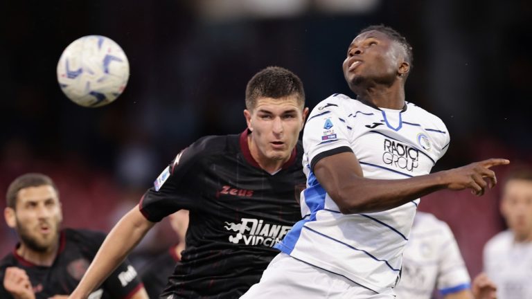 Atalanta's El Bilal Toure, right, challenges for the ball with Salernitana's Lorenzo Pirola during the Serie A soccer match between Salernitana and Atalanta at the Stadio Arechi in Salerno, Italy, Monday, May 6, 2024. (Alessandro Garofalo/LaPresse via AP)