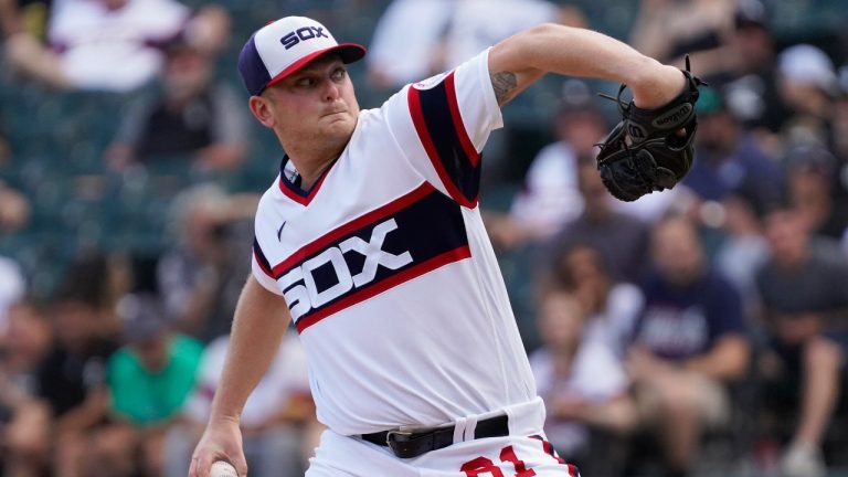 Chicago White Sox starting pitcher Ryan Burr (61) throws the ball against the Seattle Mariners during the first inning in the second baseball game of a doubleheader, Sunday, June, 27, 2021, in Chicago. (David Banks/AP Photo)