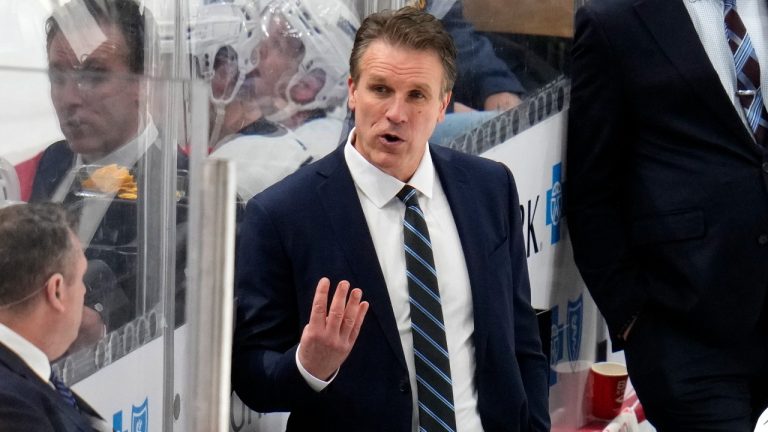 Los Angeles Kings interim head coach Jim Hiller, center, gives instructions during the third period of an NHL hockey game against the Pittsburgh Penguins in Pittsburgh, Sunday, Feb. 18, 2024. The Kings won 2-1. (Gene J. Puskar/AP)