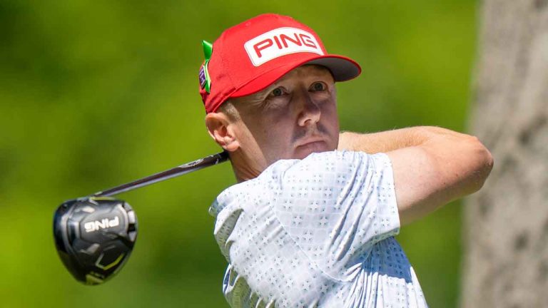 Mackenzie Hughes of Dundas, Ont. watches his tee shot on the 4th hole in the second round of the Canadian Open in Hamilton. (Frank Gunn/THE CANADIAN PRESS)