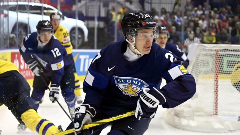 Oliver Kapanen of Finland eyes for the puck during the 2024 IIHF Ice Hockey World Championship quarter-final match between Sweden and Finland in Ostrava on May 23, 2024. (LEHTIKUVA / EMMI KORHONEN)