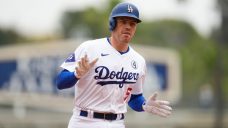 Dodgers&#8217; Freddie Freeman hampered by jammed middle finger