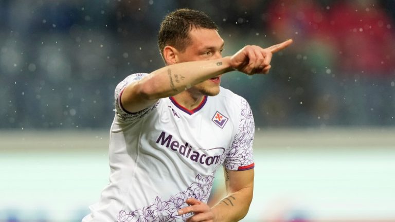 Fiorentina's Andrea Belotti celebrates scoring their side's first goal of the game during the Italian Serie A soccer match between Atalanta and Fiorentina at the Gewiss Stadium, in Bergamo, Italy, Sunday June 2, 2024. (Spada/LaPresse via AP)