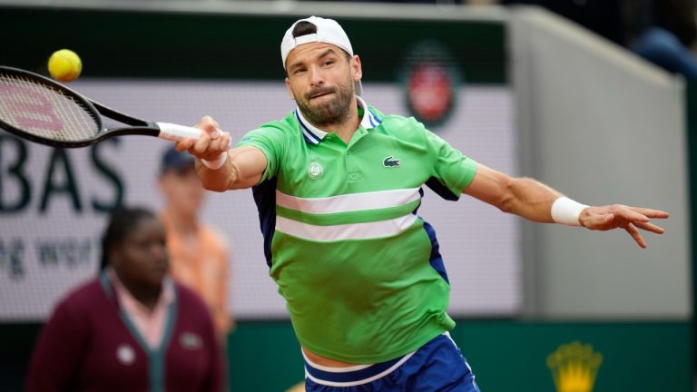 Bulgaria's Grigor Dimitrov plays a shot against Poland's Hubert Hurkacz during their fourth round match of the French Open tennis tournament at the Roland Garros stadium in Paris, Sunday, June 2, 2024. (AP Photo/Christophe Ena)