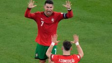 Portugal scores in stoppage time to beat Czechia at Euros