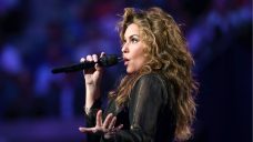 Shania Twain performs, fires up the Edmonton crowd before Game 4 of Stanley Cup Final