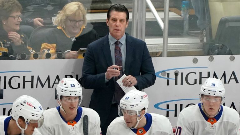 New York Islanders head coach Lane Lambert, center top, stands behind the bench during the first period of an NHL hockey game against the Pittsburgh Penguins, Sunday, Dec. 31, 2023, in Pittsburgh. (Matt Freed/AP Photo)