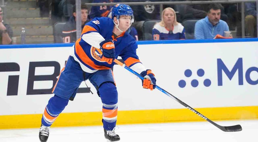 Islanders bring back defenceman Mike Reilly on one-year contract