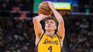 Los Angeles Lakers guard Dalton Knecht prepares to shoot a free throw during the first half of an NBA summer league basketball game against the Golden State Warriors in San Francisco, Sunday, July 7, 2024. (AP Photo/Nic Coury) 