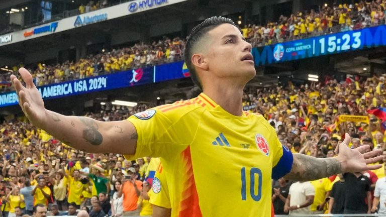 Colombia's James Rodriguez celebrates scoring his side's 2nd goal from the penalty spot against Panama during a Copa America quarterfinal soccer match in Glendale, Ariz., Saturday, July 6, 2024. (AP/Rick Scuteri)