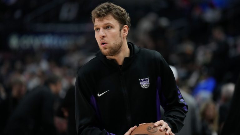 Sacramento Kings forward Sasha Vezenkov (7) warms up before an NBA basketball game against the Los Angeles Clippers in Los Angeles, Tuesday, Dec. 12, 2023. (AP Photo/Ashley Landis)