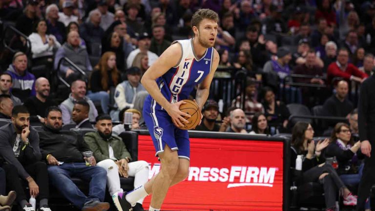 Sacramento Kings forward Sasha Vezenkov (7) plays against the Indiana Pacers during the second half of an NBA basketball game. (Jed Jacobsohn/AP)