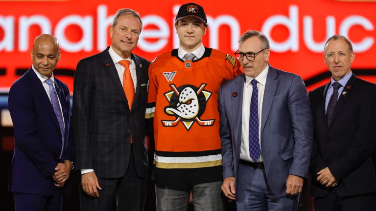 Stian Solberg, centre, poses after being selected by the Anaheim Ducks during the first round of the NHL hockey draft Friday, June 28, 2024, in Las Vegas. (Steve Marcus/AP)