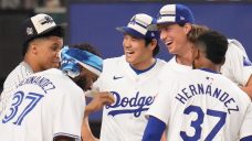 Guerrero Jr. dons Hernandez&#8217;s Blue Jays jersey at Home Run Derby