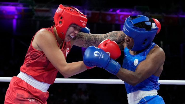 Canada's Tammara Thibeault, left, fights Refugee Olympic Team's Cindy Djankeu in their women's 75 kg preliminary boxing match at the 2024 Summer Olympics, Wednesday, July 31, 2024, in Paris, France. (Ariana Cubillos/AP Photo)