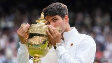 Alcaraz defeats Djokovic to win second straight Wimbledon men&#8217;s title