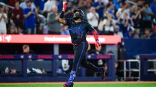 Guerrero Jr. puts on clinic in Blue Jays&#8217; win as father watches from above