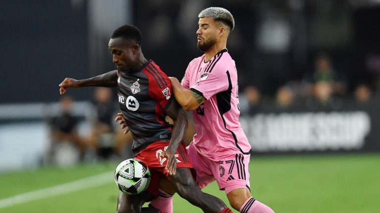 Inter Miami defender Marcelo Weigandt, right, defends against Toronto FC midfielder Richie Laryea during the first half of a Leagues Cup soccer game, Thursday, Aug. 8, 2024, in Fort Lauderdale, Fla. (AP/Michael Laughlin)