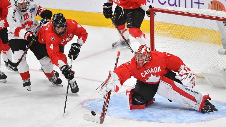 Canadian goalie Jack Ivankovic makes a stop during round-robin play at the Hlinka Gretzky Cup. (Andy Devlin/Hockey Canada images)