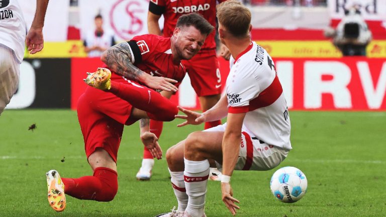 Stuttgart's Maximilian Mittelstädt, right, and Freiburg's Lukas Kubler in action during the Bundesliga soccer match between SC Freiburg and VfB Stuttgart at Europa-Park Stadium, Freiburg, Germany, Saturday Aug. 24, 2024. (Philipp von Ditfurth/dpa via AP)