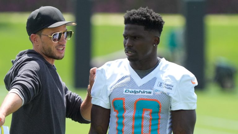 Miami Dolphins head coach Mike McDaniel, left, talks with wide receiver Tyreek Hill during practice at the team's facility, June 4, 2024. (AP Photo/Wilfredo Lee)