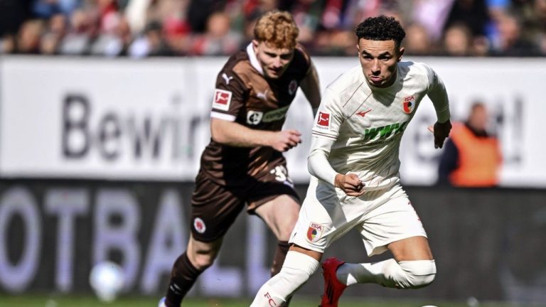 St. Pauli's Robert Wagner, left, and Augsburg's Ruben Vargas in action during the Bundesliga soccer match between FC Augsburg and FC St. Pauli at WWK-Arena, Augsburg, Germany, Sunday Sept. 15, 2024. (Harry Langer/dpa via AP)
