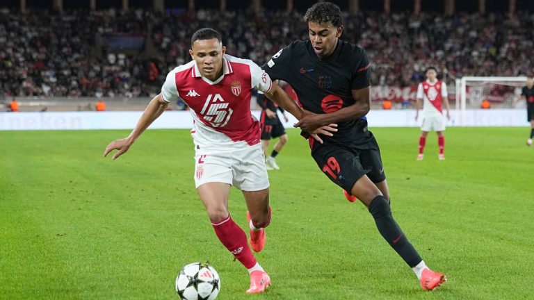 Monaco's Vanderson, left, is challenged by Barcelona's Lamine Yamal during the Champions League opening phase soccer match between Monaco and Barcelona at the Louis II stadium, in Monaco, Monaco, Thursday, Sept. 19, 2024. (AP Photo/Laurent Cipriani)