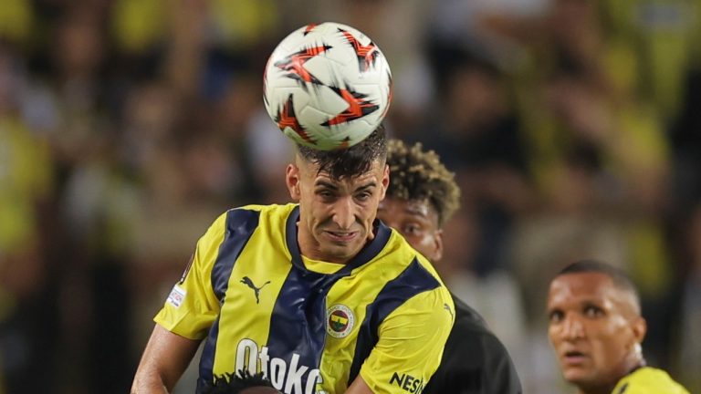 Fenerbahce's Mert Muldur, center, heads the ball during the Europa League opening phase soccer match between Fenerbahce and Union SG at the Sukru Saracoglu stadium in Istanbul, Turkey, Thursday, Sept. 26, 2024. (AP)