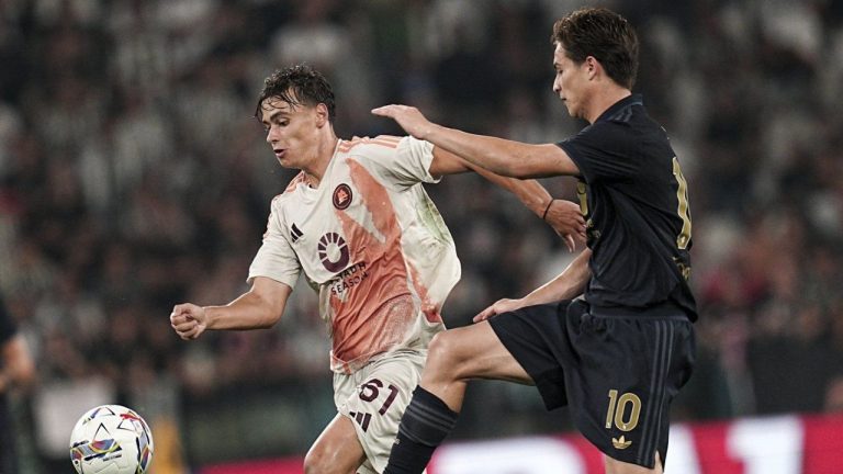 Roma's Niccolò Pisilli, left, fights for the ball against Juventus' Kenan Yildiz during a Serie A soccer match in Turin, Italy, Sunday, Sept. 1, 2024. (Marco Alpozzi/LaPresse via AP)
