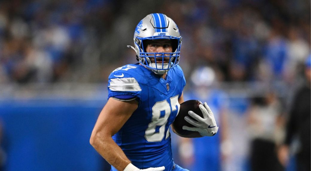 Lions TE Sam LaPorta returns to game after getting carted to locker room