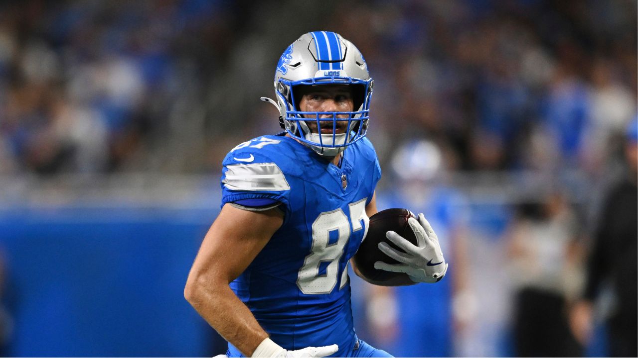 Lions TE Sam LaPorta carted to locker room with apparent injury