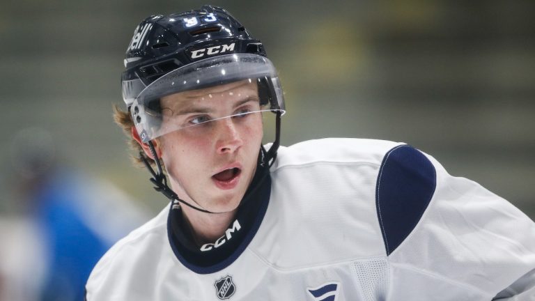 Winnipeg Jets' Brad Lambert (93) looks for the pass during their NHL training camp practice. (John Woods/CP)