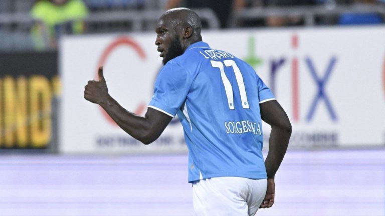 Napoli's Romelu Lukaku celebrates after scoring his side's third goal during the Serie A soccer match between Cagliari and Napoli, in Cagliari, Italy, Sunday, Sept. 15, 2024. (Gianluca Zuddas/LaPresse via AP)
