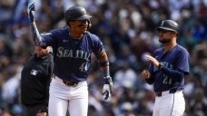 Mariners stay on edge of playoff race with tight win over Yankees