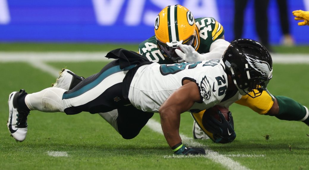 Saquon Barkley Scores Three Times In Debut, Leads Eagles Over Packers